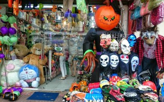 Nhộn nhịp thị trường đồ hóa trang Halloween