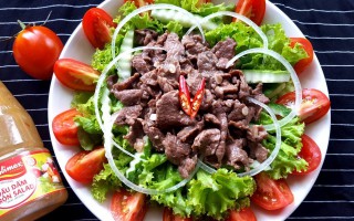 Bò xào trộn xà lách cà chua dễ làm, thanh đạm