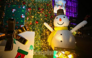 Mùa Giáng sinh về trên đường phố Hà Nội