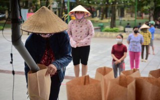 Hà Nội có "cây ATM" gạo nghĩa tình đầu tiên trong mùa dịch Covid-19