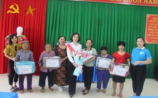 Á hậu Lê Thị Khánh Vân thăm và tặng quà tại trung tâm công tác xã hội và Quỹ bảo trợ trẻ em tỉnh Tuyên Quang