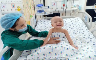 Trúc Nhi - Diệu Nhi tự ngồi dậy, thích chơi trò ú òa và múa tay theo điệu nhạc