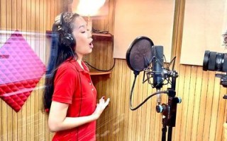 NSƯT Trịnh Kim Chi hát ca khúc 'Việt Nam ơi, vững tin!' của Holy Thắng