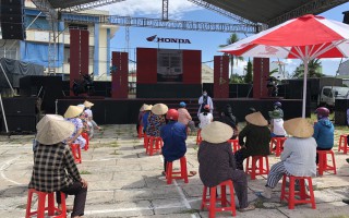 Honda Việt Nam phát khẩu trang, gạo miễn phí cho người dân