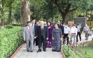 Tổng Bí thư, Chủ tịch nước dâng hương tưởng nhớ Chủ tịch Hồ Chí Minh