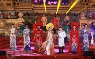 Áo dài: Biểu tượng văn hóa gắn với hình tượng phụ nữ Việt Nam
