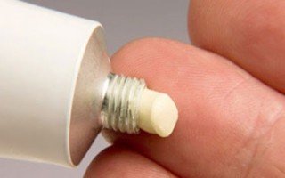 Có nên bôi mỡ tetracyclin trị khô da?