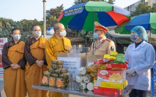 Những chiếc bánh chưng ấm lòng người nơi tuyến đầu chống dịch