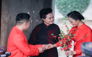 Nhà báo Xuân Nguyên và Á hậu Trang Viên bất ngờ trong trang phục áo cưới truyền thống?!