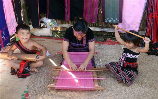 Ngày Di sản văn hóa Việt Nam (23/11): Vinh danh sắc màu thổ cẩm Việt