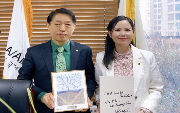 Nữ họa sỹ Việt giới thiệu "Vỏ tương lai – Cover Of Future" đến bạn bè quốc tế